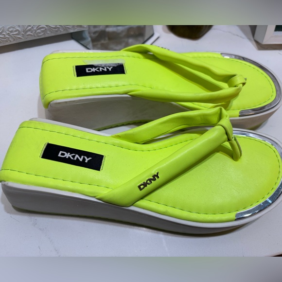 DKNY Platform Neon Green Thong Sandals - Picture 3 of 3